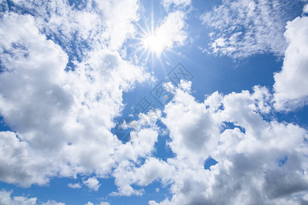 天蓝色云的低角度视图图片