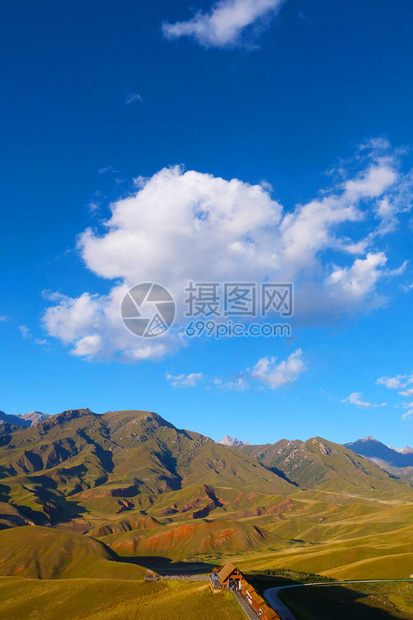 青海吉利安山景色地区草原山的美丽图片