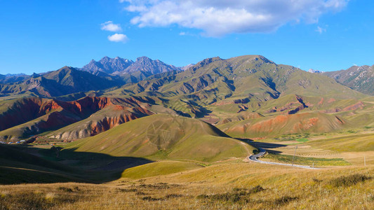 青海省青海吉利安山景色地区草原山的美丽背景