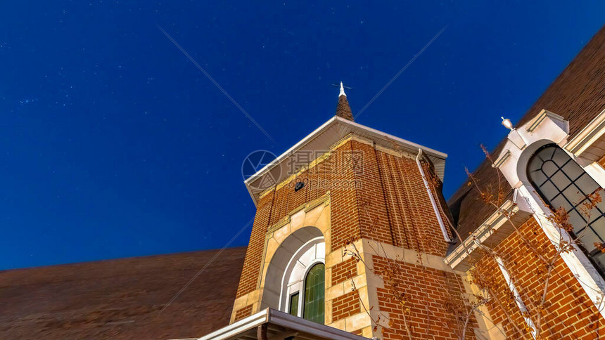 普罗沃犹他州一座砖墙教堂的全景图片