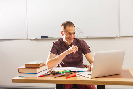 男教师在成人教育班听学生图片