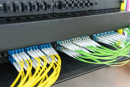 光缆连接到网络交换机的卡接口背景图片