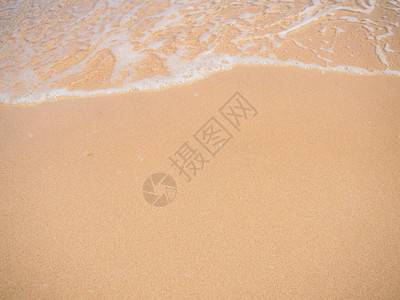 黄沙上的白海泡沫图片