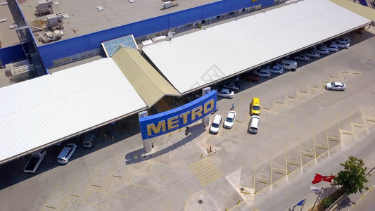 带停车场的大型蓝色商店的顶视图夹子叫麦德龙的大型批发店大商场新城图片
