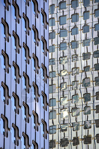 抽象的垂直背景与办公楼立面相互重叠带有复制空间的窗口商业和金融背景中的反射图片