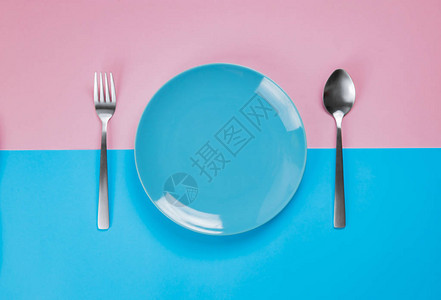 粉色和蓝色背景上的蓝色盘子图片
