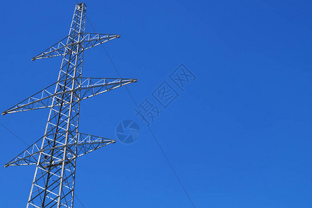 反对蓝天的电力传输塔天空背景上图片