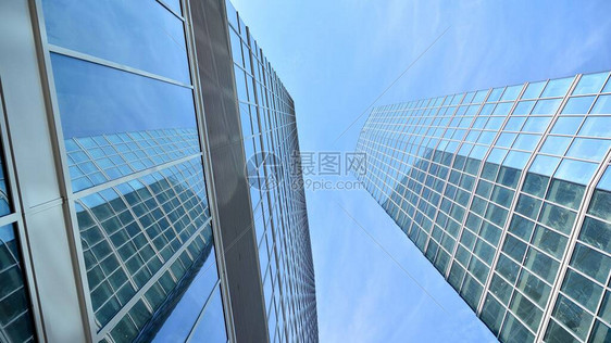 摩天大楼玻璃剪影的底视图商业大厦带有玻璃幕墙的摩天大楼商业区的现代建筑经济金融图片