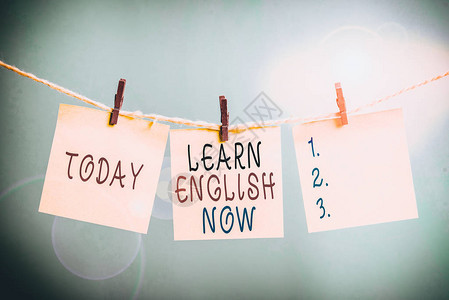 显示现在学习英语的书写笔记获得或获得英语知识和技能的商业概念晾衣绳夹矩形图片