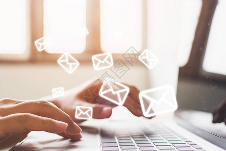 电子邮件营销和通讯概念发送消息的人手和带有电子邮件图标图片