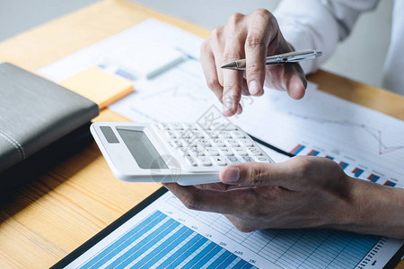 商人会计工作分析和计算费用财务年度财务报告资产负债表报并分析文档图表和图表图片