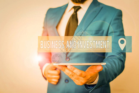显示商业和投资的书写笔记将资金投入实地以增加资金的商业理念身穿蓝色套房打着领带的商人手里拿图片