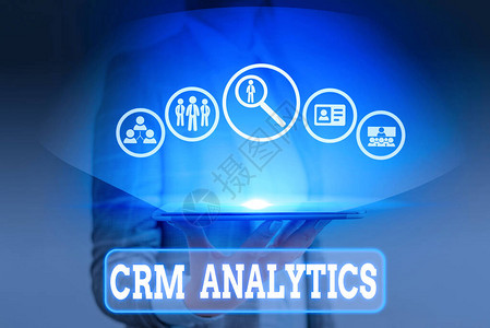 显示Crm分析的书写笔记用于评估组织客户数据的应用程图片