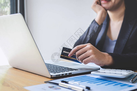 商务女性网上购物信用卡支付特写图片