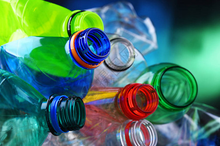 空的彩色碳酸饮料瓶塑料垃圾图片