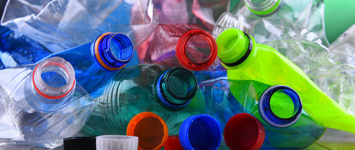 空的彩色碳酸饮料瓶塑料垃圾图片
