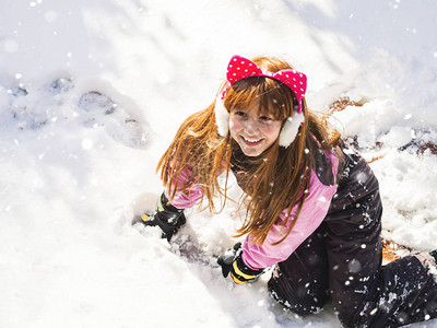 小红发小红发女孩在冬天玩雪享受圣诞节图片