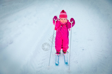 小女孩在冬季自然中学习滑雪孩子们图片