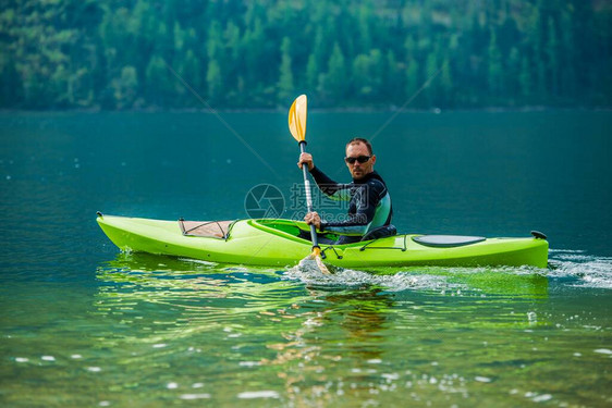 水上和娱乐30多岁的白种人皮划艇员在湖上图片