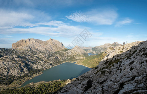 徒步山PuigdeRateta山顶上的徒步旅行者背景