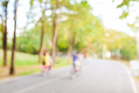 公园跑步和自行车中人们活动的图片