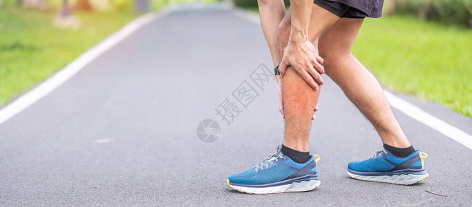年轻的成年男在跑步时肌肉疼痛跑步者因小腿肌肉拉伤腿部疼痛损图片