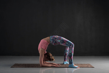 运动的年轻女子练习瑜伽图片