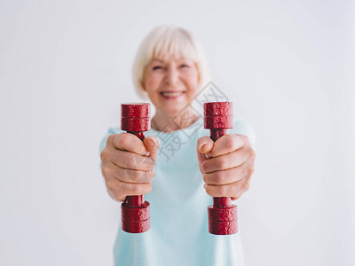高级开朗的女人用哑铃做运动抗衰老运动健康图片