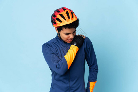 委内瑞拉骑自行车的蓝背景男子因付出努力背景图片