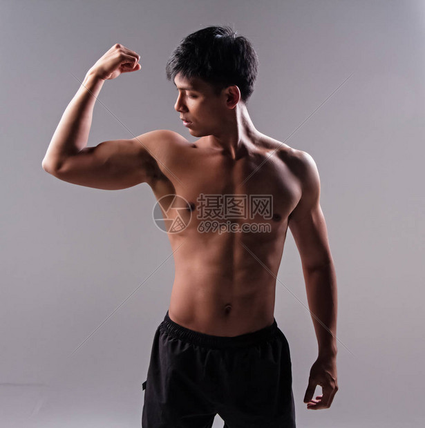 帅哥秀身体肌肉举手秀强臂锻炼身体健康图片