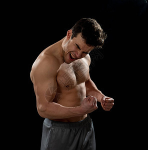 强壮的运动员模型展示了六块腹肌背部和躯干健美感肌肉男与运动员肌肉发达的身体摆在黑色背景下在身体护理健身健美运背景图片