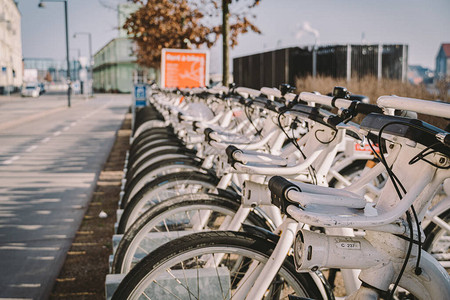 拜赛克伦哥本哈根的电动自行车出租Bycyklen自行车排公共电动自行车出租停在丹麦哥本哈根节省二氧化碳电动自行车位背景图片