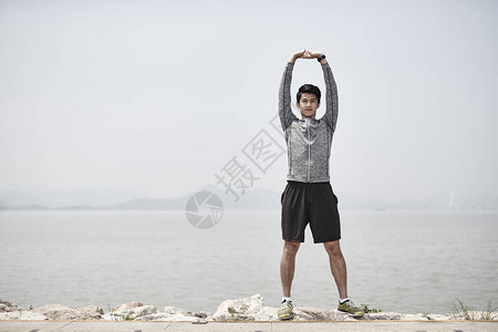 年青的成年男子在海图片