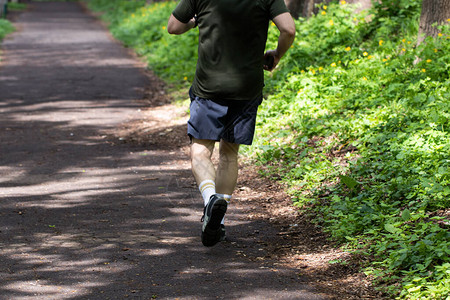 年轻人在公园里跑步晨跑图片