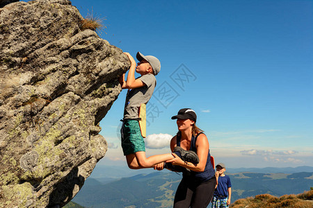 该男孩从事登山活动图片