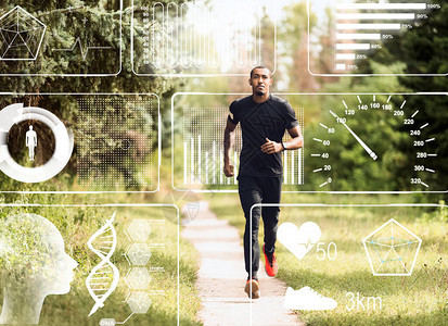 与非洲裔美国运动员在公园中慢跑以及假想屏幕上的健康监测数据相拼背景图片
