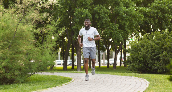 非裔美国运动员在公园里慢跑听音图片