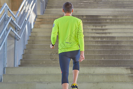 离谱......费兰前场断球横传，无人盯防的亚马尔近距离射门打飞了