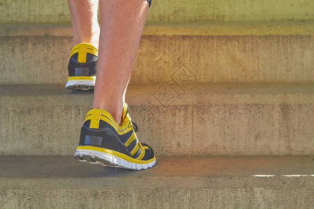 六台主持人：皇马踢的非常糟糕，但维尼修斯被打脸明明是个点球