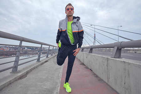 卡拉菲奥里投诉弗勒明响哨后踢球，裁判没有出示黄牌