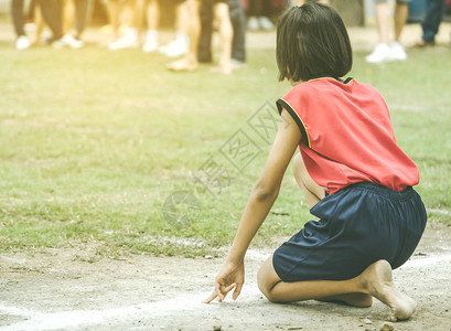 中后场多面手！切尔西官方：和17岁小将莱维