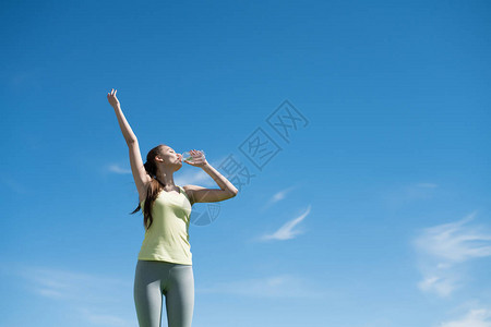 活跃的苗头女孩在蓝色天空下经过艰苦背景图片