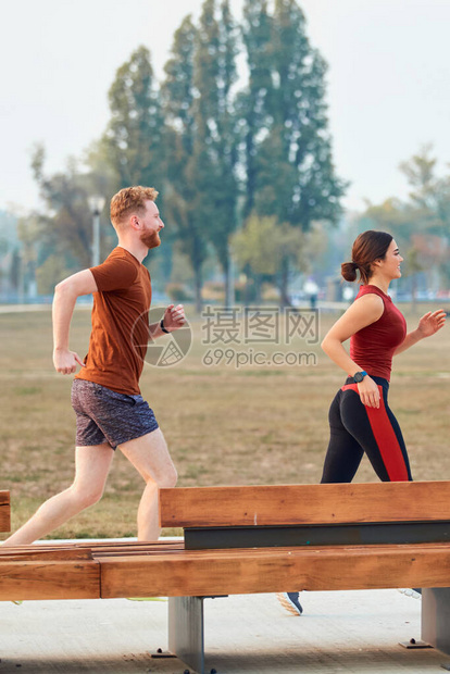 现代男女在城市公园慢跑锻炼图片