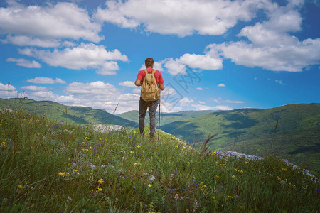 旅行者放松冥想与宁静的山景旅行生活方式远足概念暑假户外快乐的徒步旅行者赢得达到人生目标成功自由图片