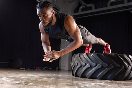 肌肉发达的非洲裔美国运动图片