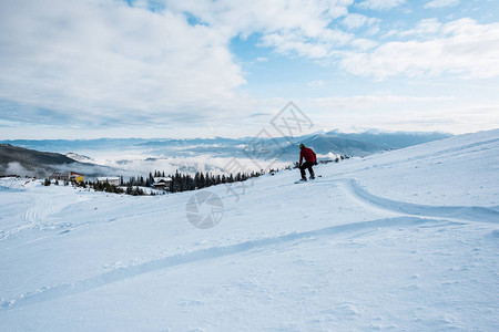 冬季滑雪者在白雪的斜坡上骑行图片