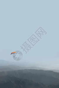 山景中蓝天上的滑翔伞背景图片