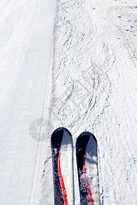 在斜坡上滑雪滑雪者在滑雪缆车上滑雪阳图片