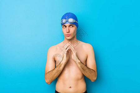 年轻游泳运动员想出一个计划图片