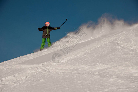 滑雪车手驾着摄像机下山图片